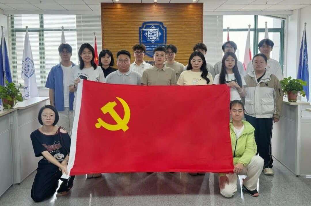我们推出“初心滚烫 致敬荣光”