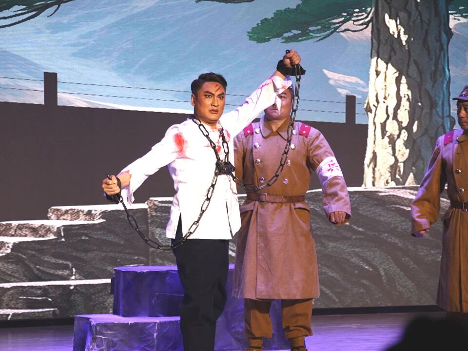 带领师生重温红色记忆