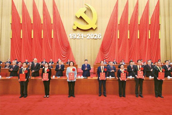 向全体中国共产党员致以节日的问候