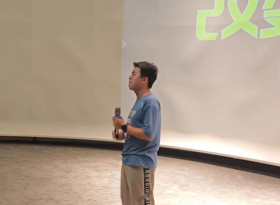 全体老师以及2024届毕业生们欢聚一